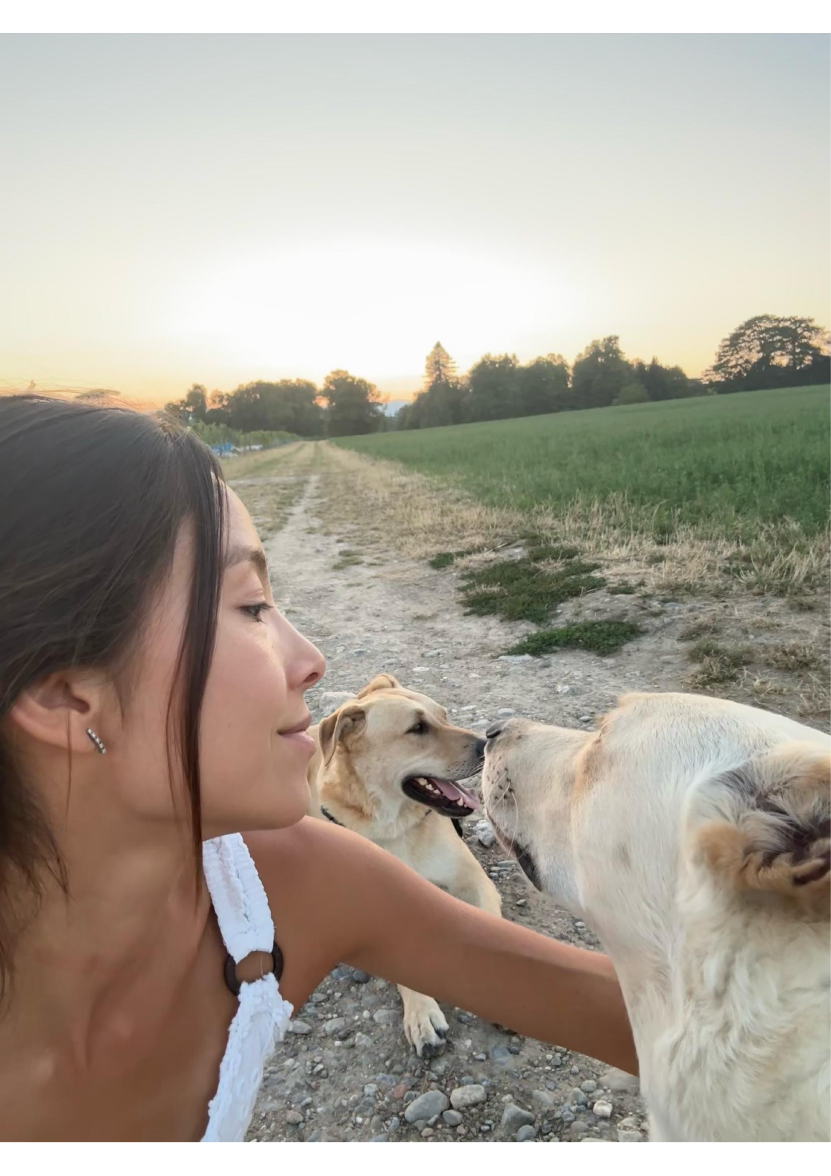 Emily Perrin en balade au coucher du soleil avec ses deux chiens